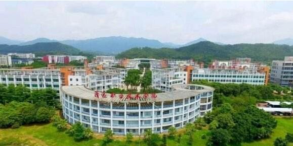 2020年清遠職業技術學院大專收費標準